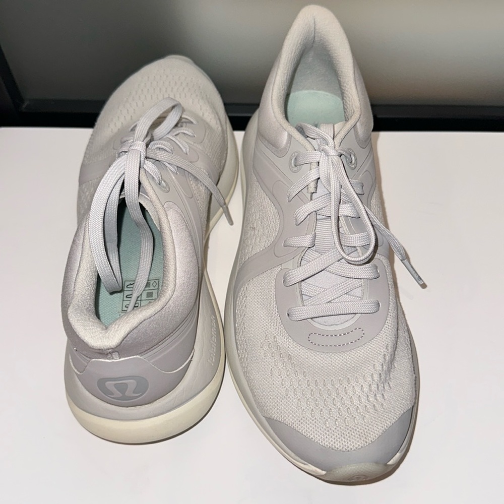 Lululemon Chargefeel Low Women’s Workout, size 8, silver